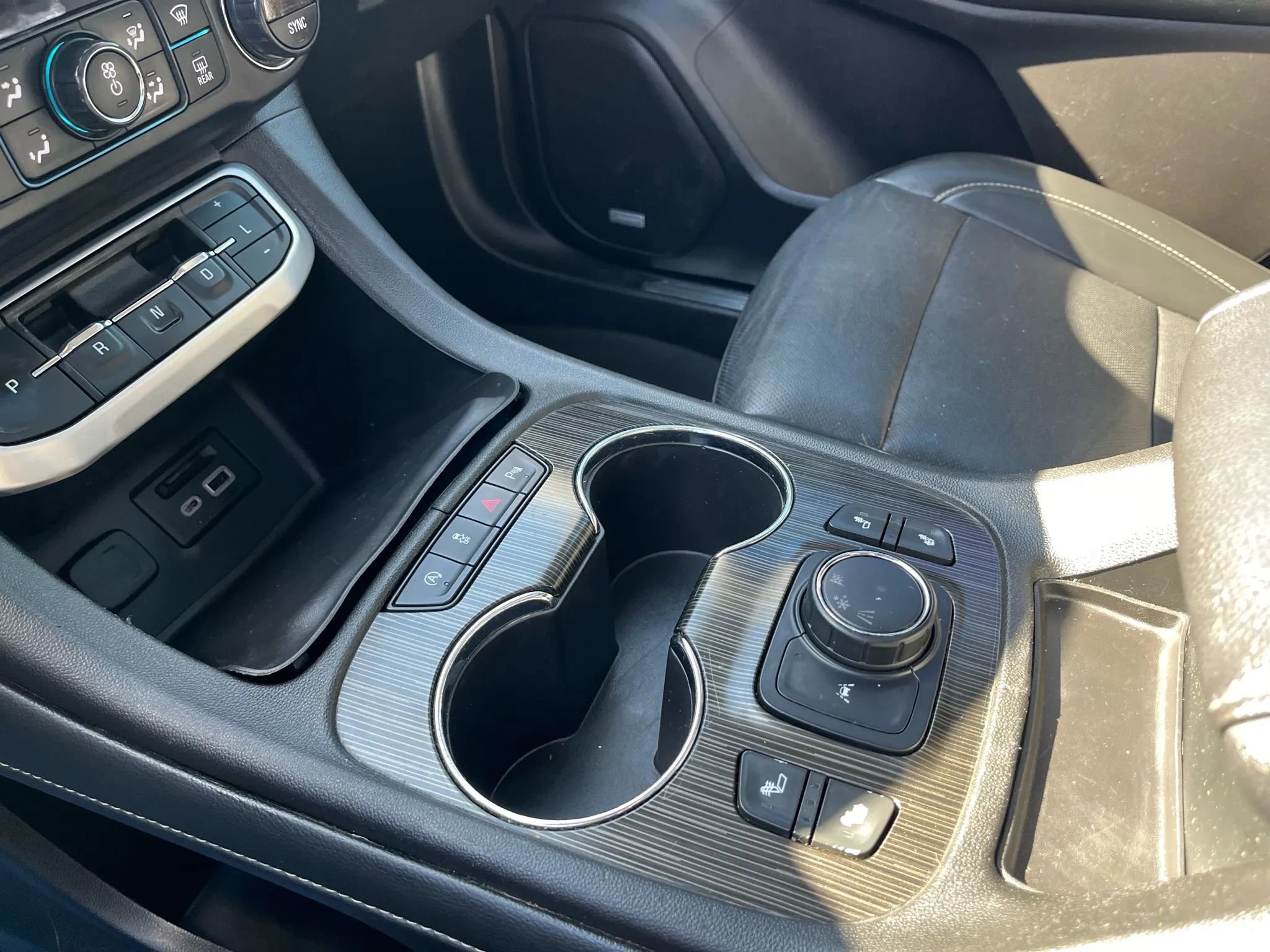 Used 2022 GMC Acadia SLT w/ Elevation Edition image 11