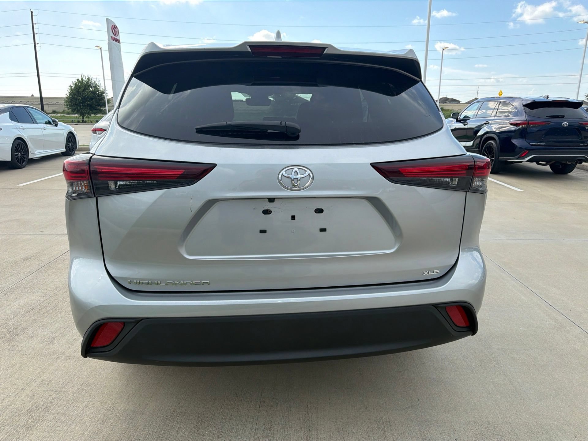 Used 2025 Toyota Highlander XLE FWD image 4