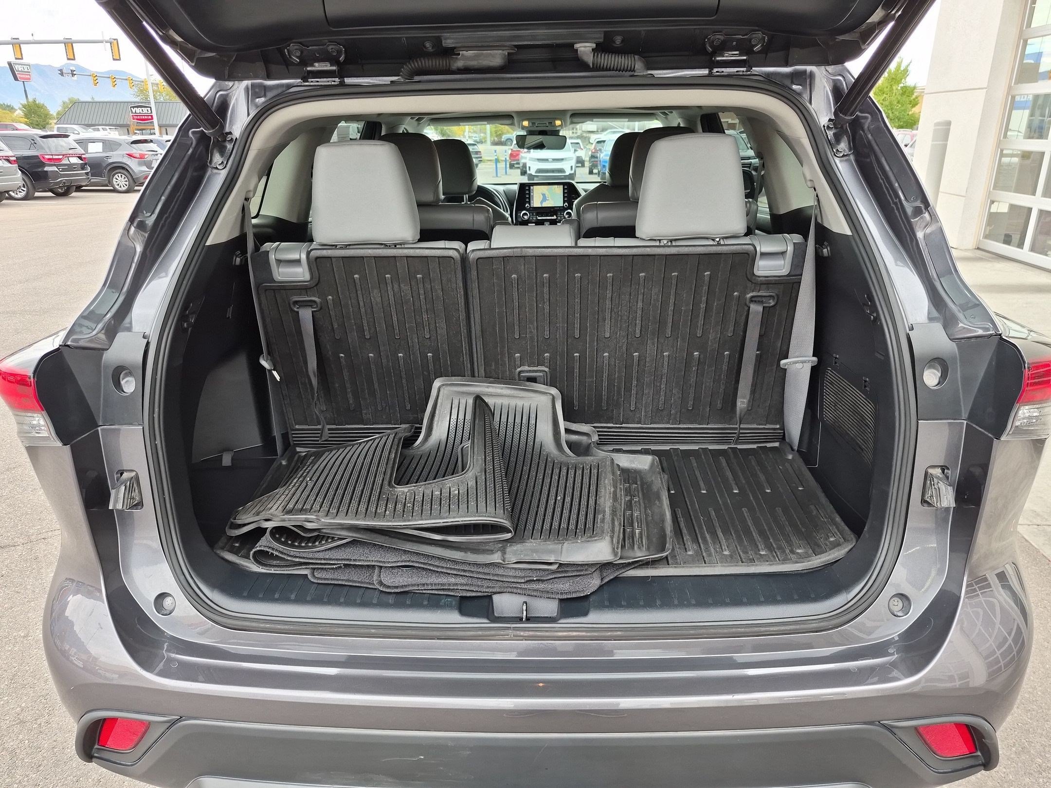 Used 2022 Toyota Highlander XLE AWD/4WD image 32
