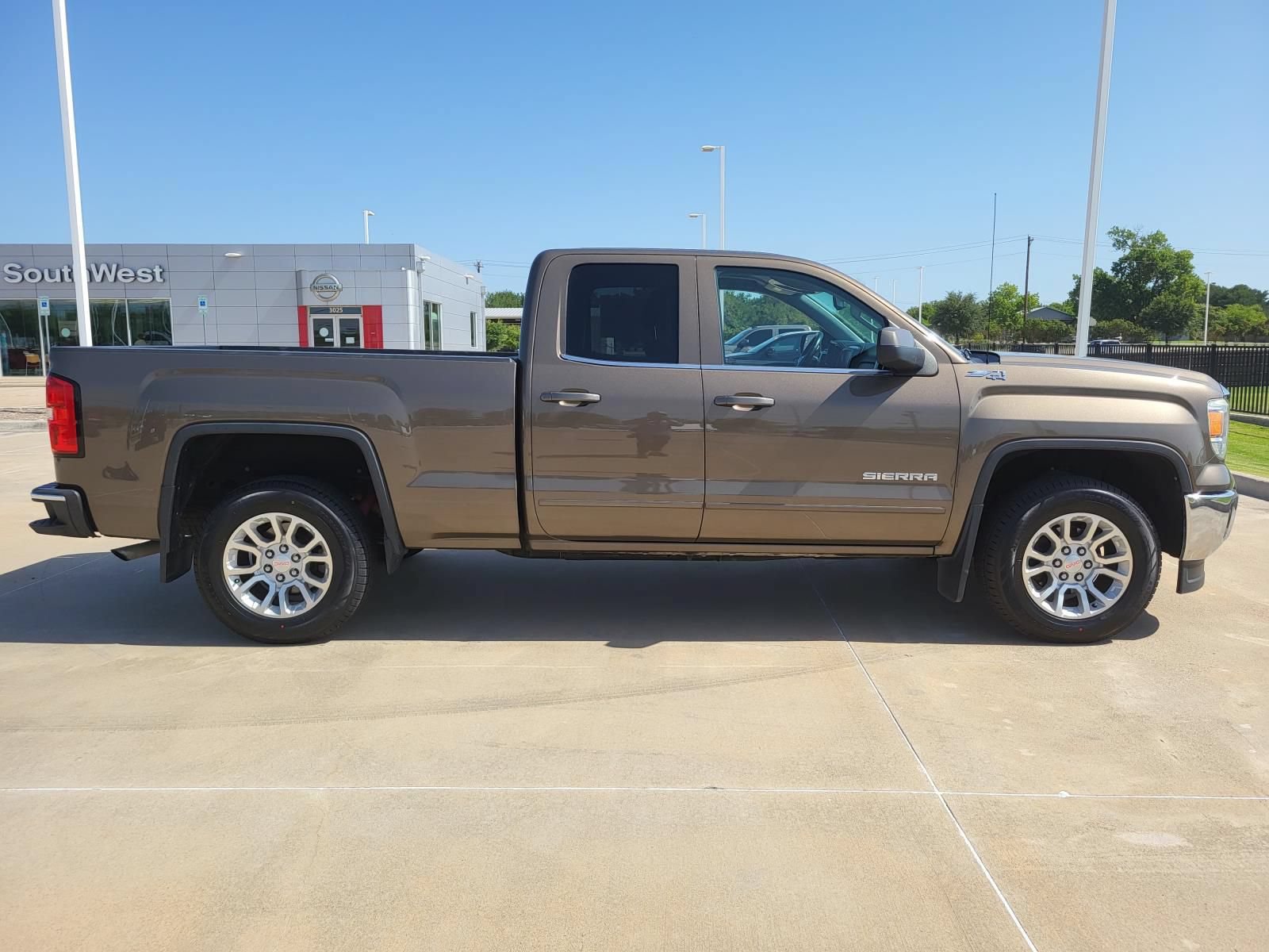 Used 2015 GMC Sierra 1500 SLE w/ SLE Value Package AWD/4WD image 4