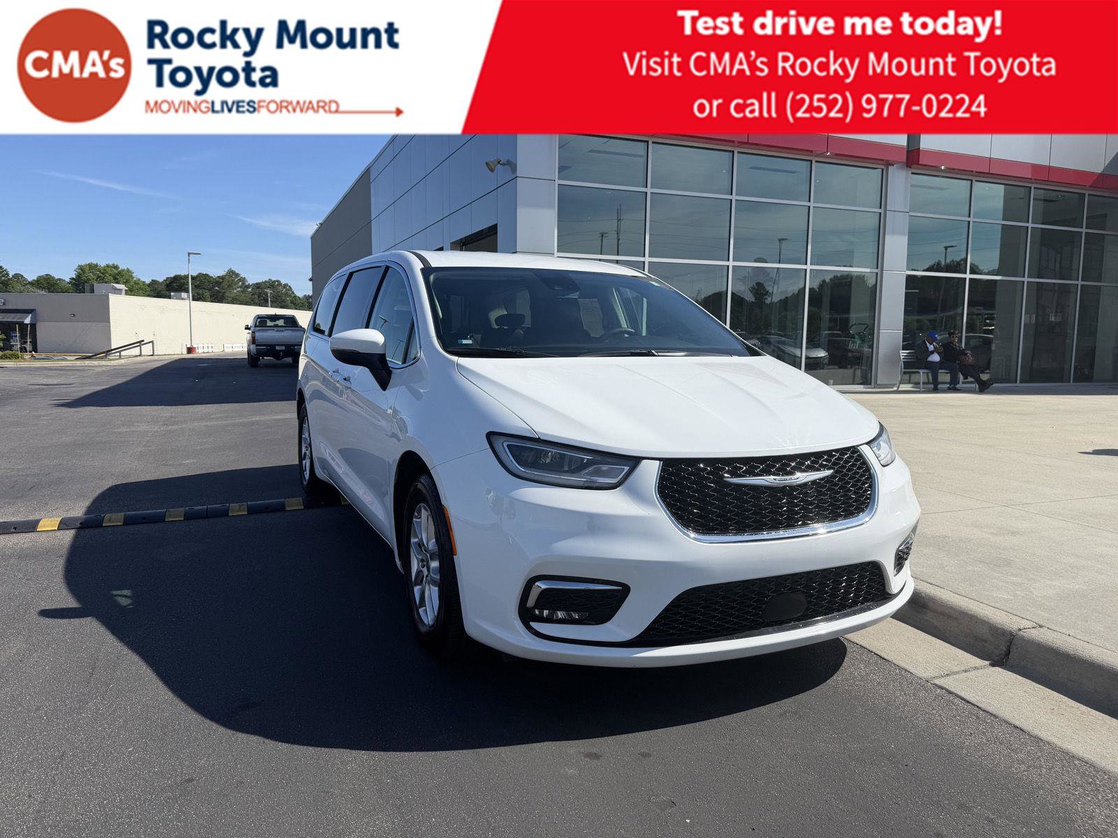 Used 2023 Chrysler Pacifica Touring-L FWD image 1