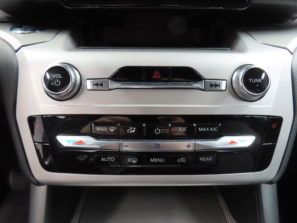 Used 2023 Ford Explorer XLT AWD/4WD image 41
