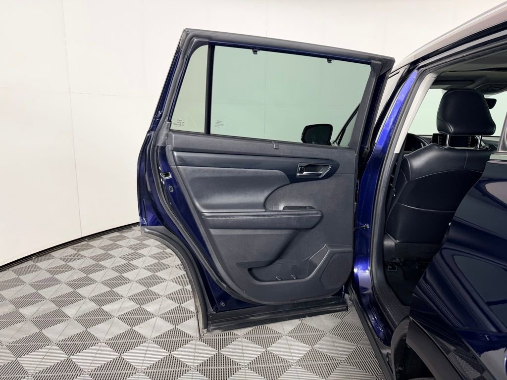 Used 2021 Toyota Highlander XLE image 28