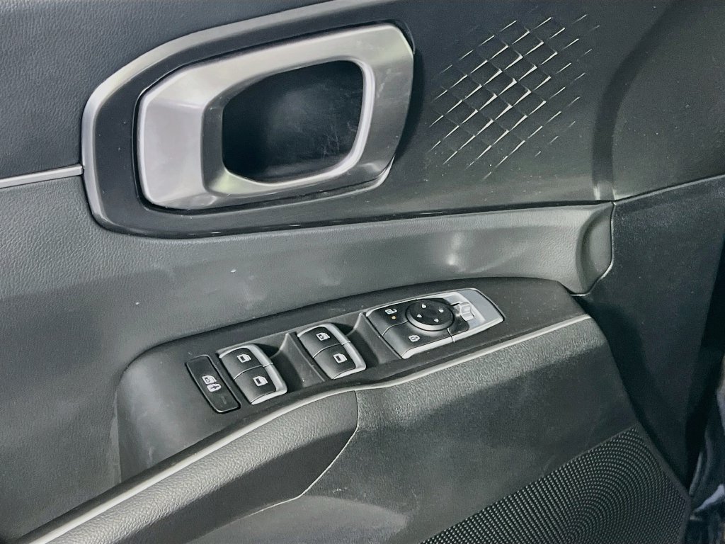 Certified 2025 Kia Sorento LX FWD image 18