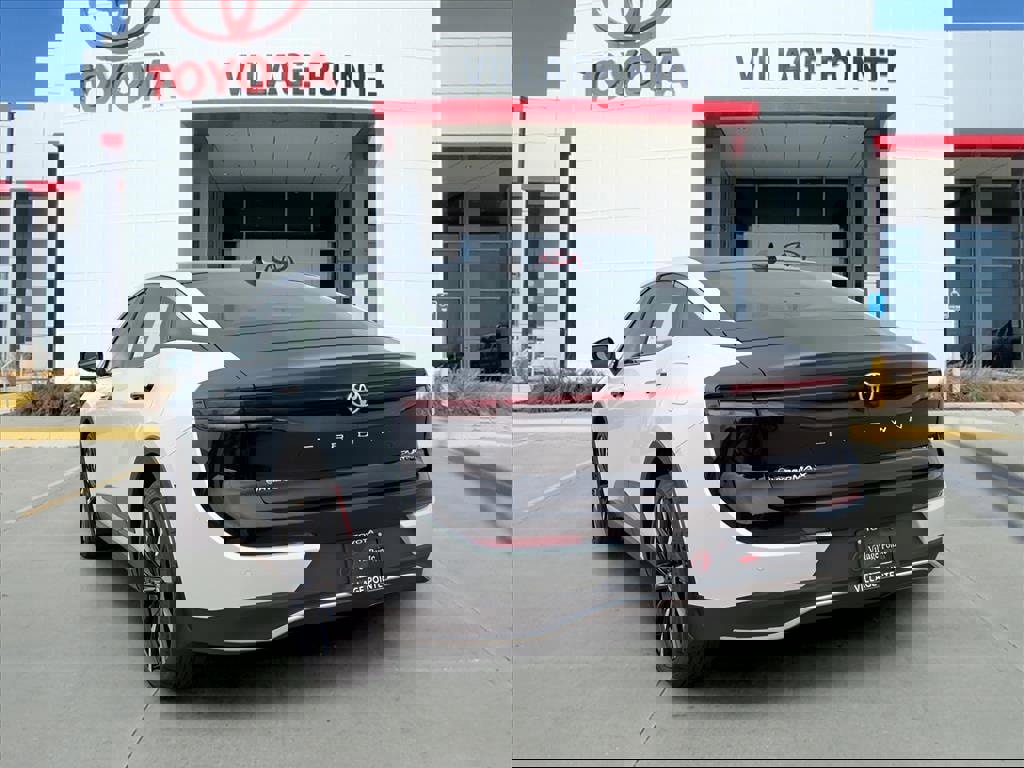 New 2025 Toyota Crown Platinum image 2