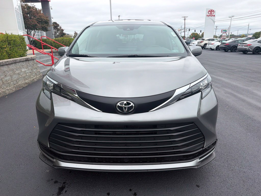 New 2026 Toyota Sienna LE FWD image 8