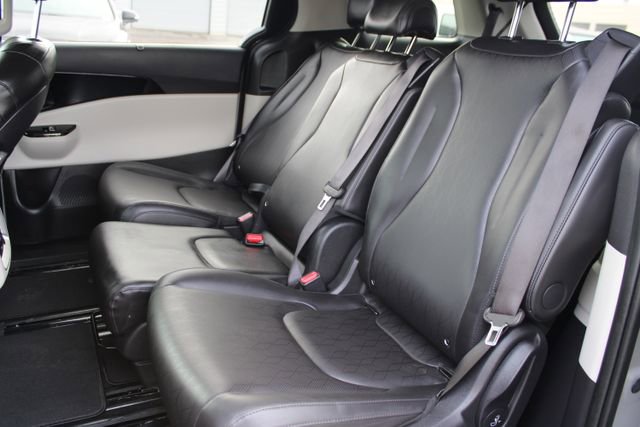 Used 2024 Kia Carnival EX image 34