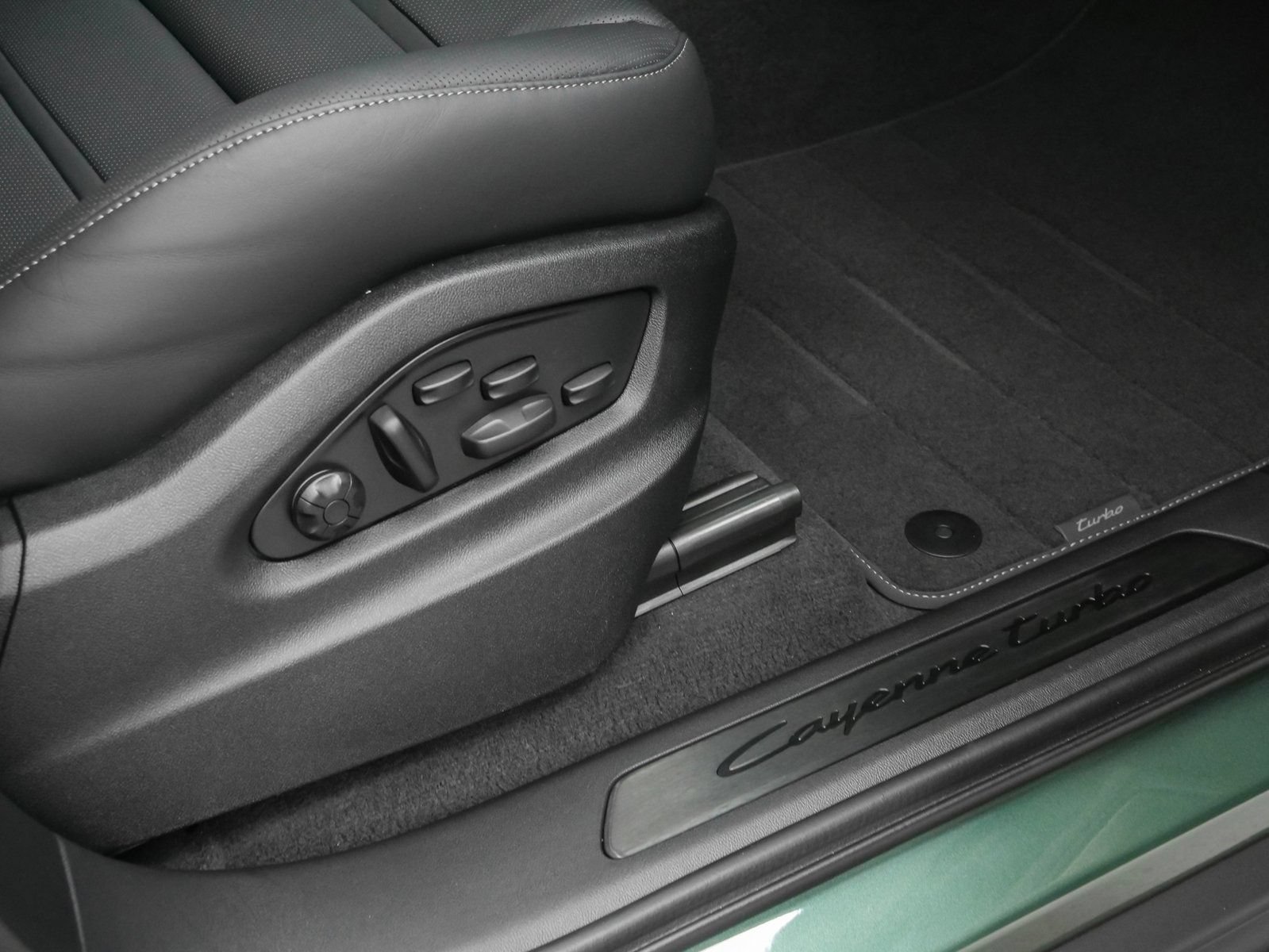 Used 2025 Porsche Cayenne Turbo AWD/4WD image 26