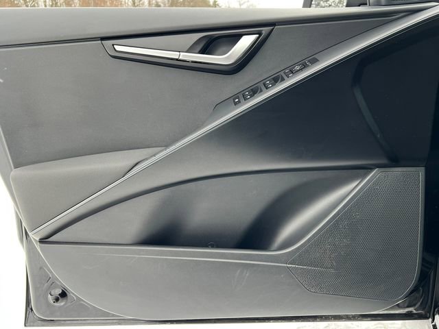 Used 2023 Kia Niro LX image 10