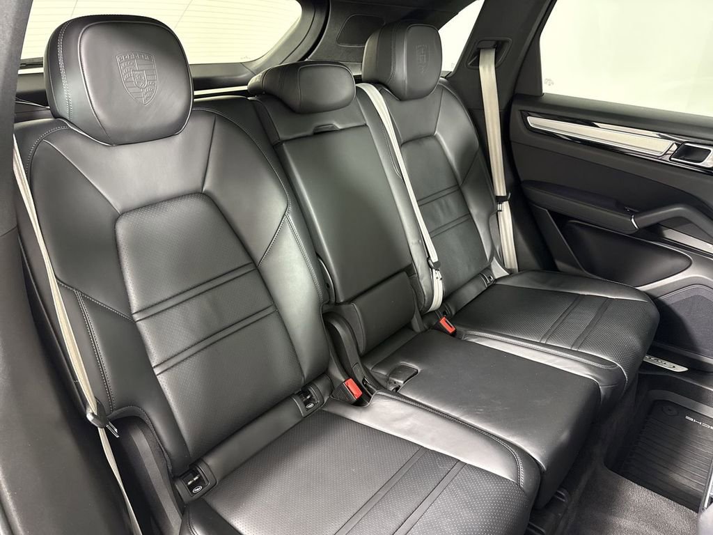Certified 2023 Porsche Cayenne Platinum Edition image 23