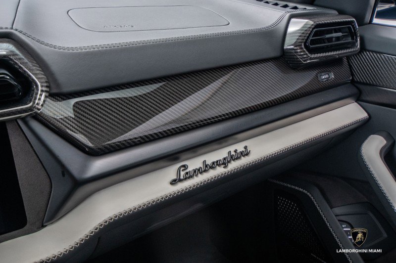 Used 2025 Lamborghini Urus SE image 45