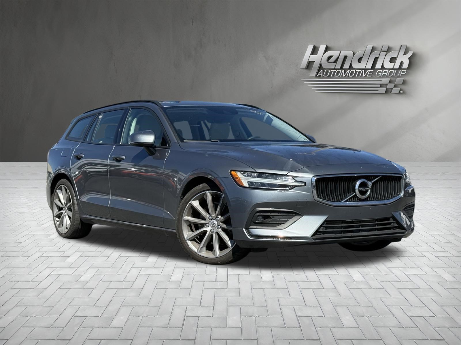 Used 2021 Volvo V60 T5 Momentum w/ Premium Package FWD image 2