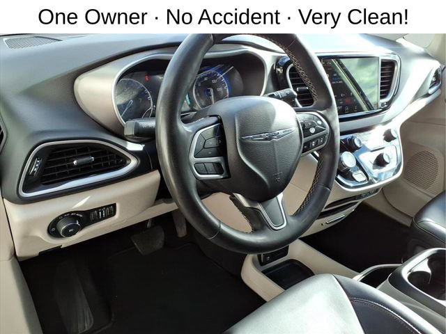 Used 2023 Chrysler Pacifica Touring-L FWD image 14