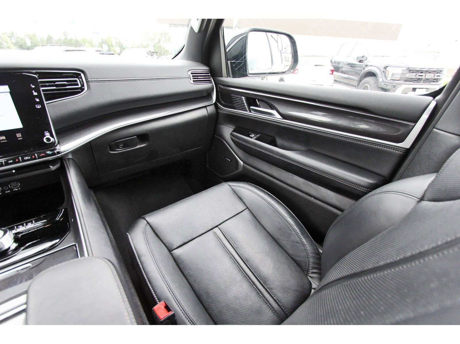 Used 2023 Jeep Wagoneer 2WD image 12