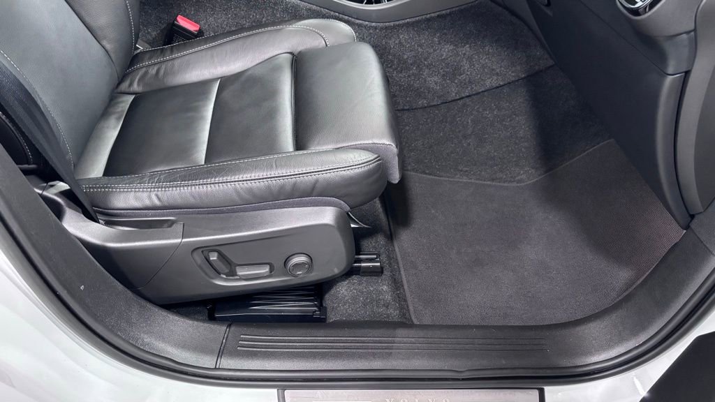 Used 2023 Volvo XC40 B5 Plus w/ Climate Package image 21