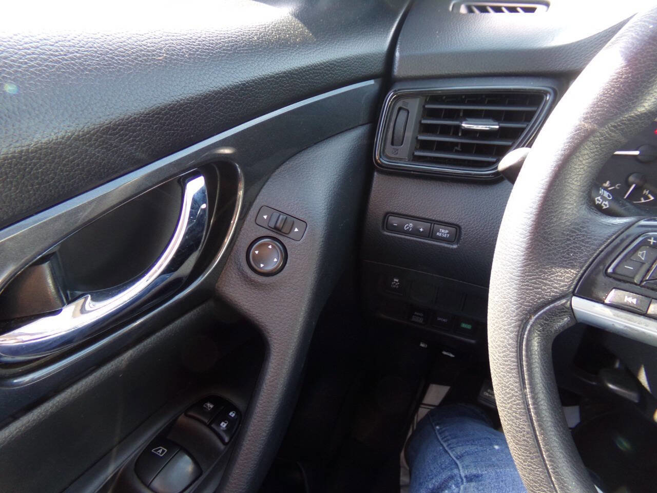 Used 2017 Nissan Rogue S image 40