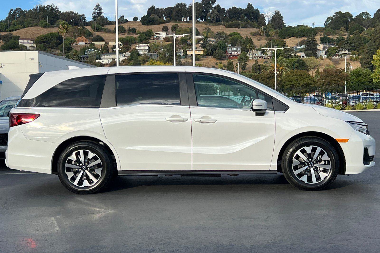 New 2026 Honda Odyssey EX-L image 2