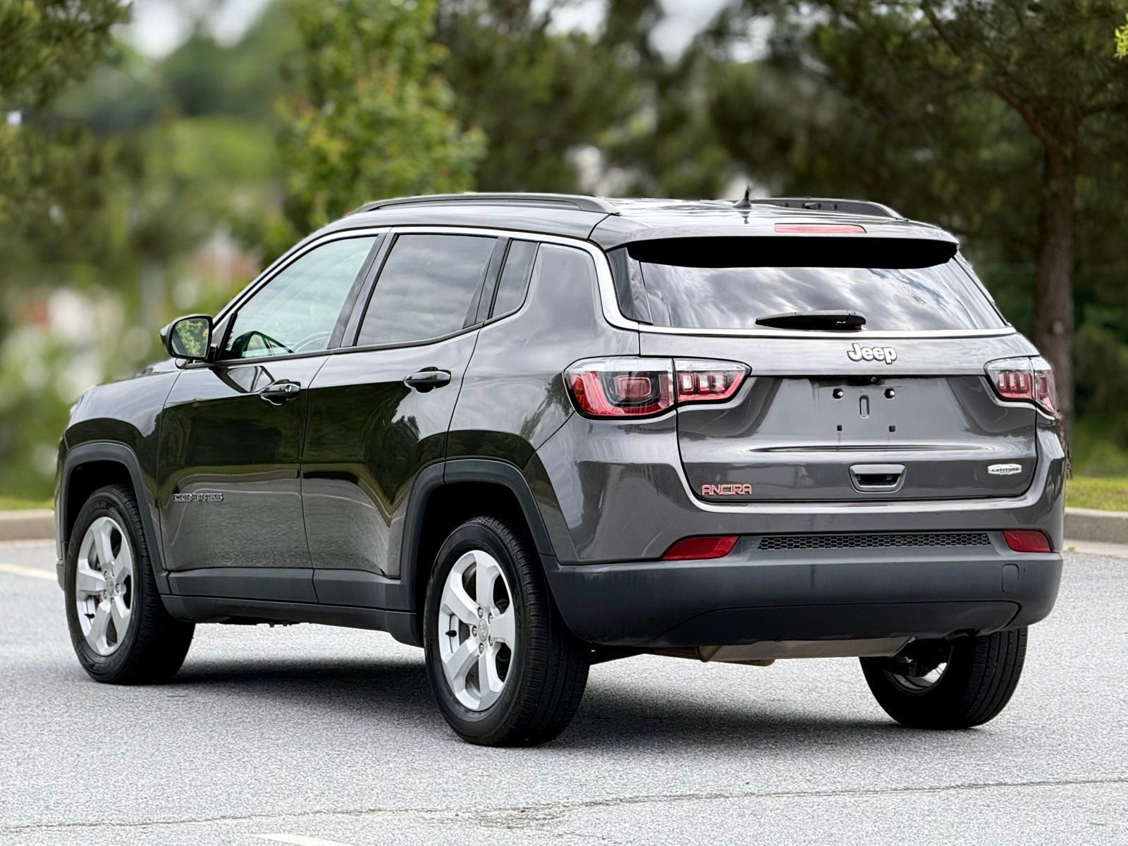 Used 2018 Jeep Compass Latitude FWD image 9