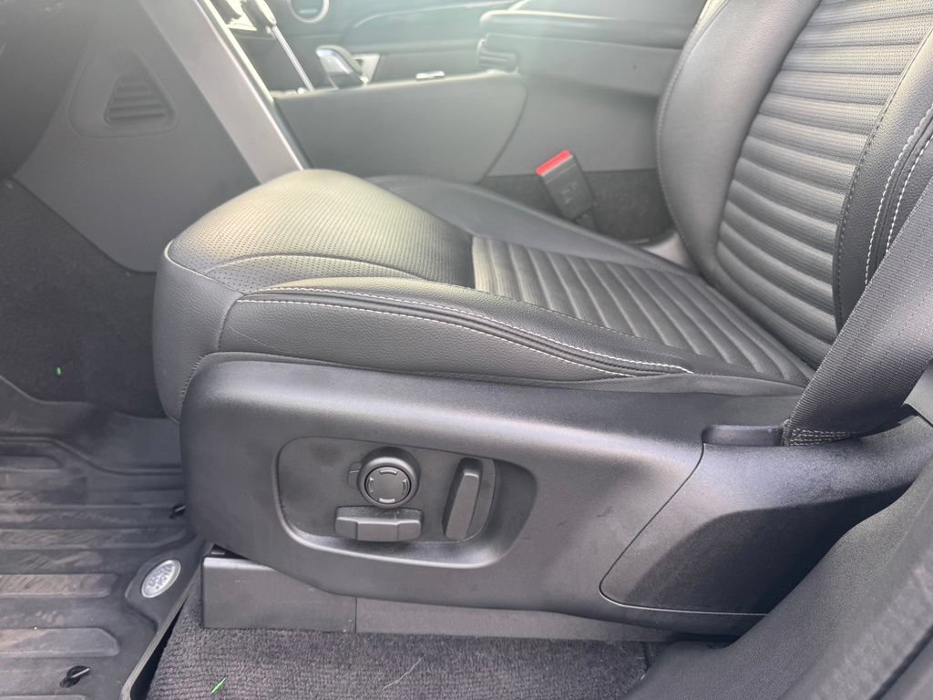 Used 2024 Land Rover Discovery S AWD/4WD image 6