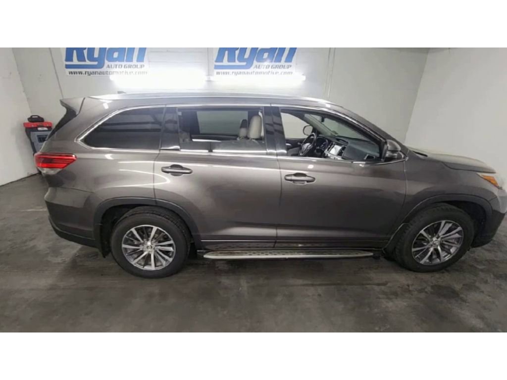 Used 2017 Toyota Highlander XLE image 9