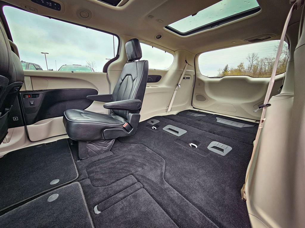 Used 2019 Chrysler Pacifica Limited FWD image 41