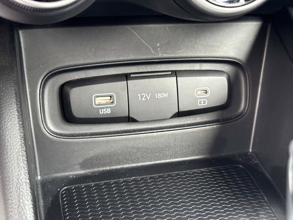 Used 2025 Hyundai Venue SEL FWD image 24