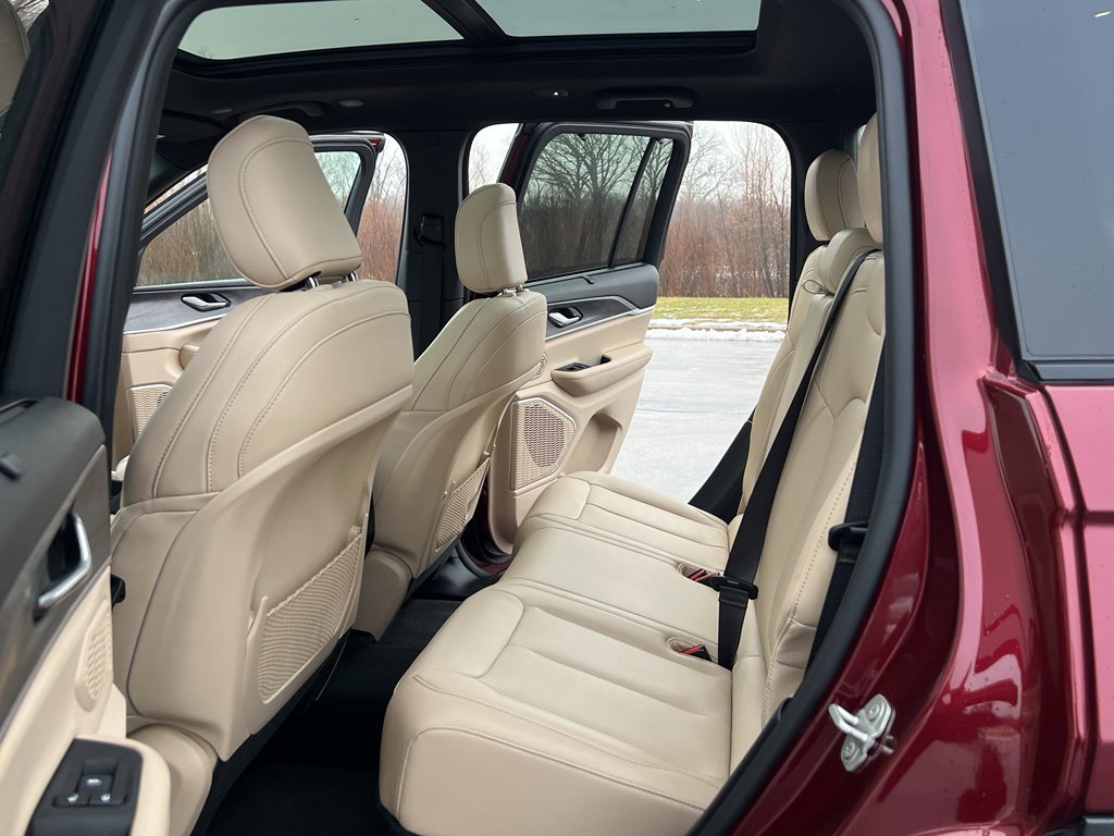 Used 2024 Jeep Grand Cherokee Limited w/ Luxury Tech Group II image 37