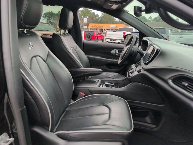 Used 2025 Chrysler Pacifica Limited image 29