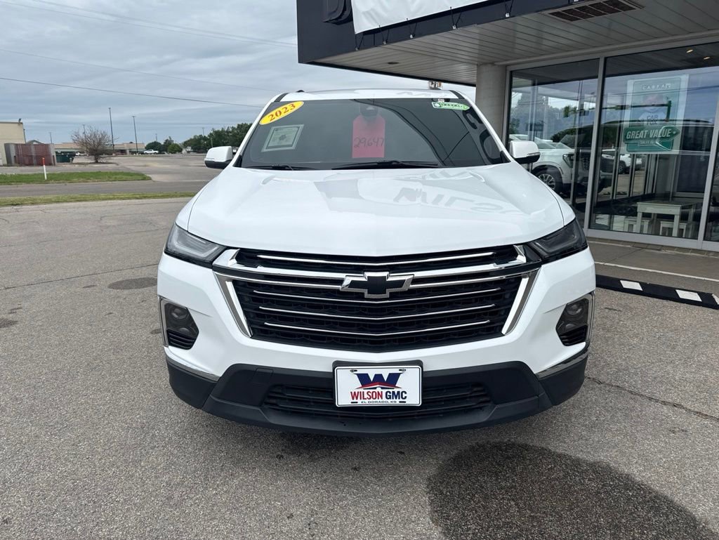 Used 2023 Chevrolet Traverse LT FWD image 2