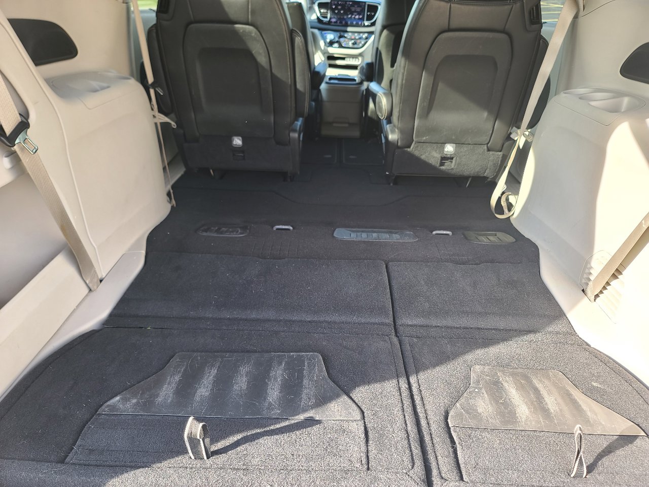 Used 2023 Chrysler Pacifica Touring-L image 9