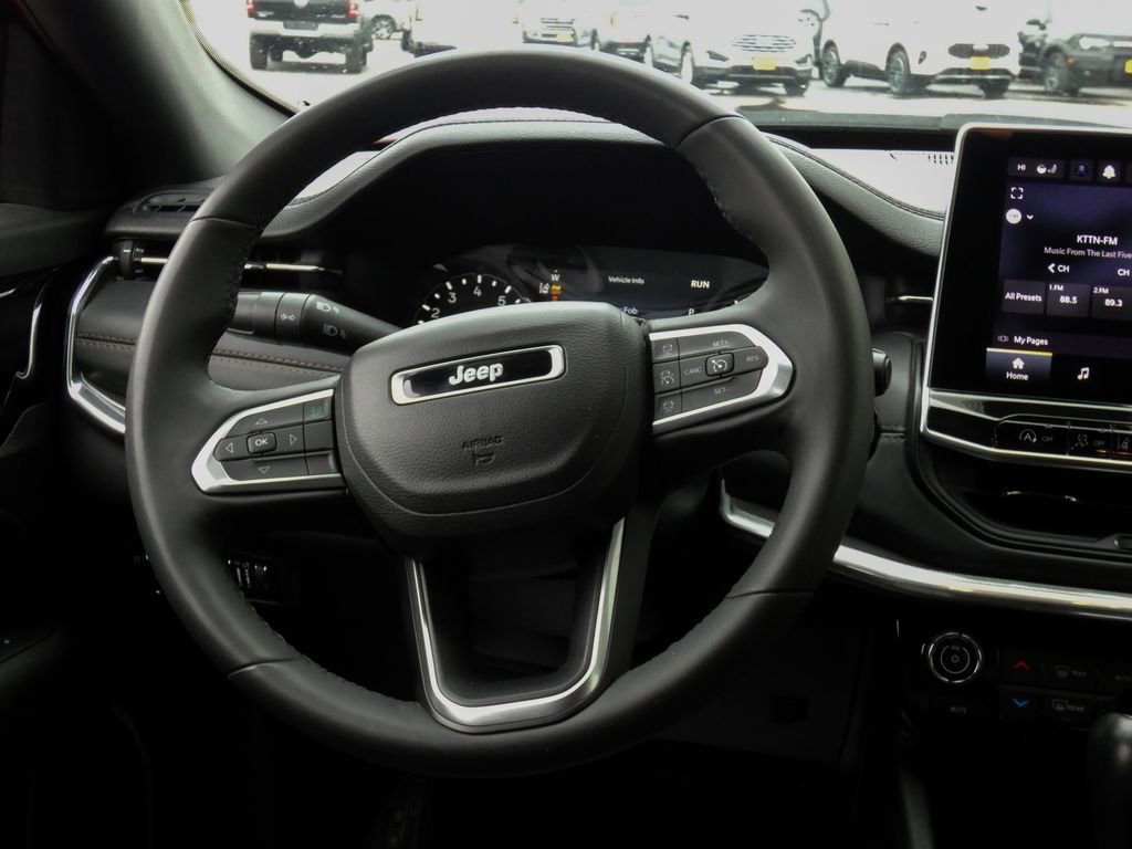 Used 2023 Jeep Compass Limited image 12