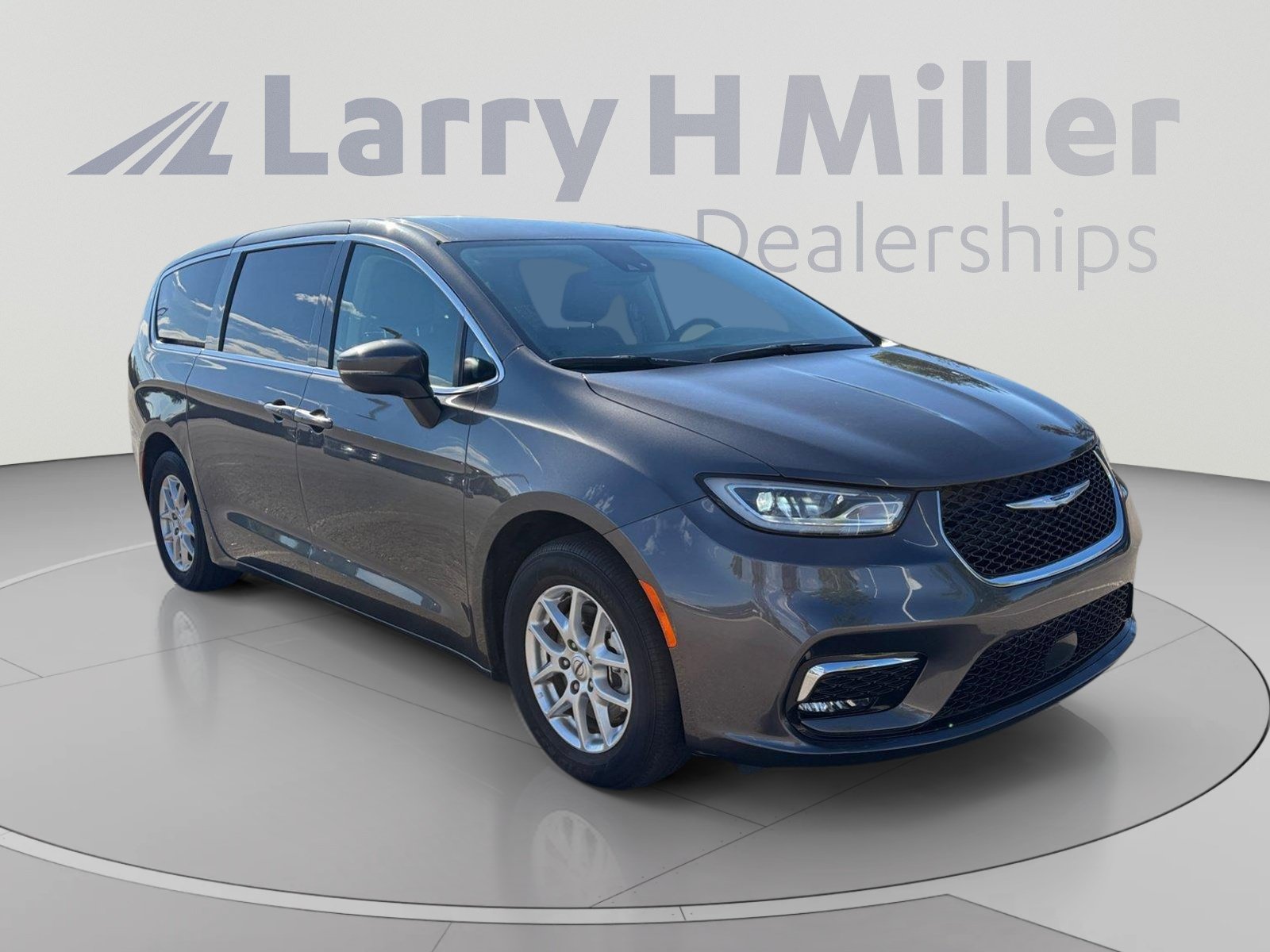 Used 2023 Chrysler Pacifica Touring-L FWD image 8