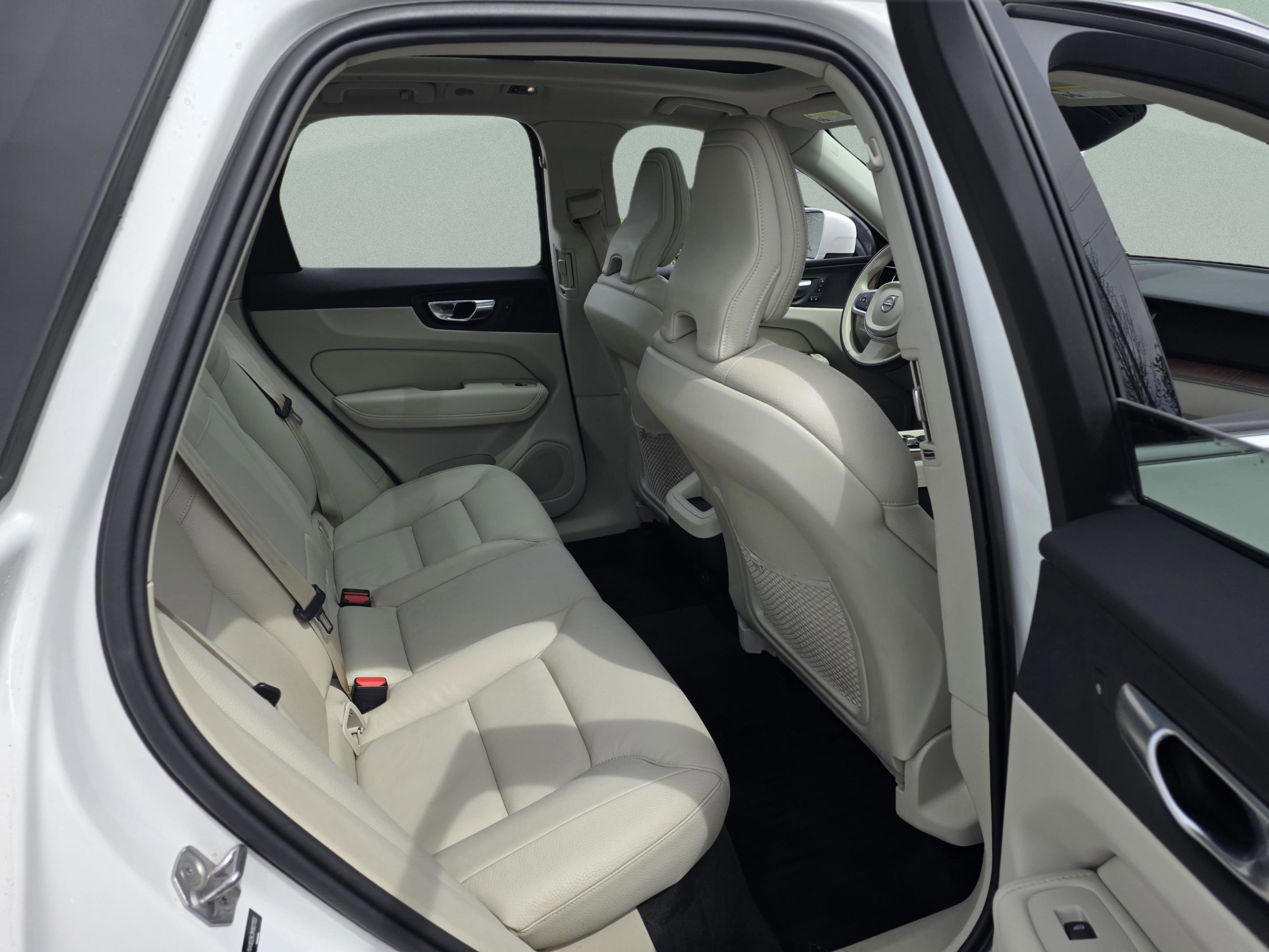 Used 2021 Volvo XC60 T5 Momentum w/ Climate Package image 28