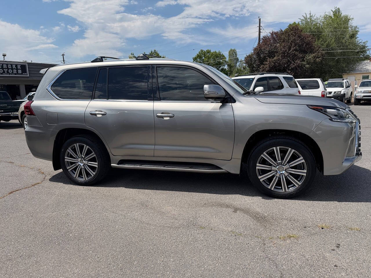 Used 2017 Lexus LX 570 4WD w/ Luxury Package image 8