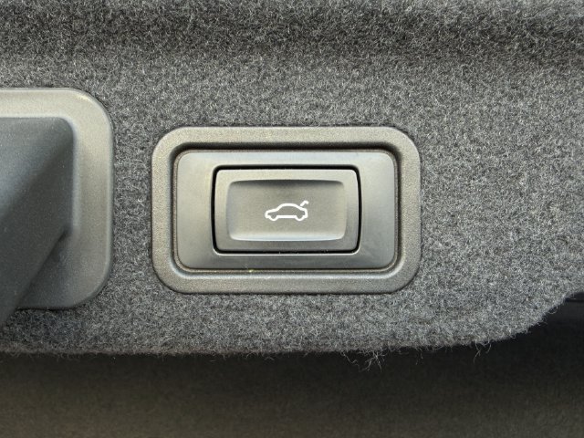 Used 2013 Audi S8 AWD/4WD image 36