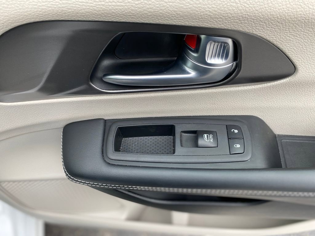 Used 2024 Chrysler Pacifica Touring-L image 10