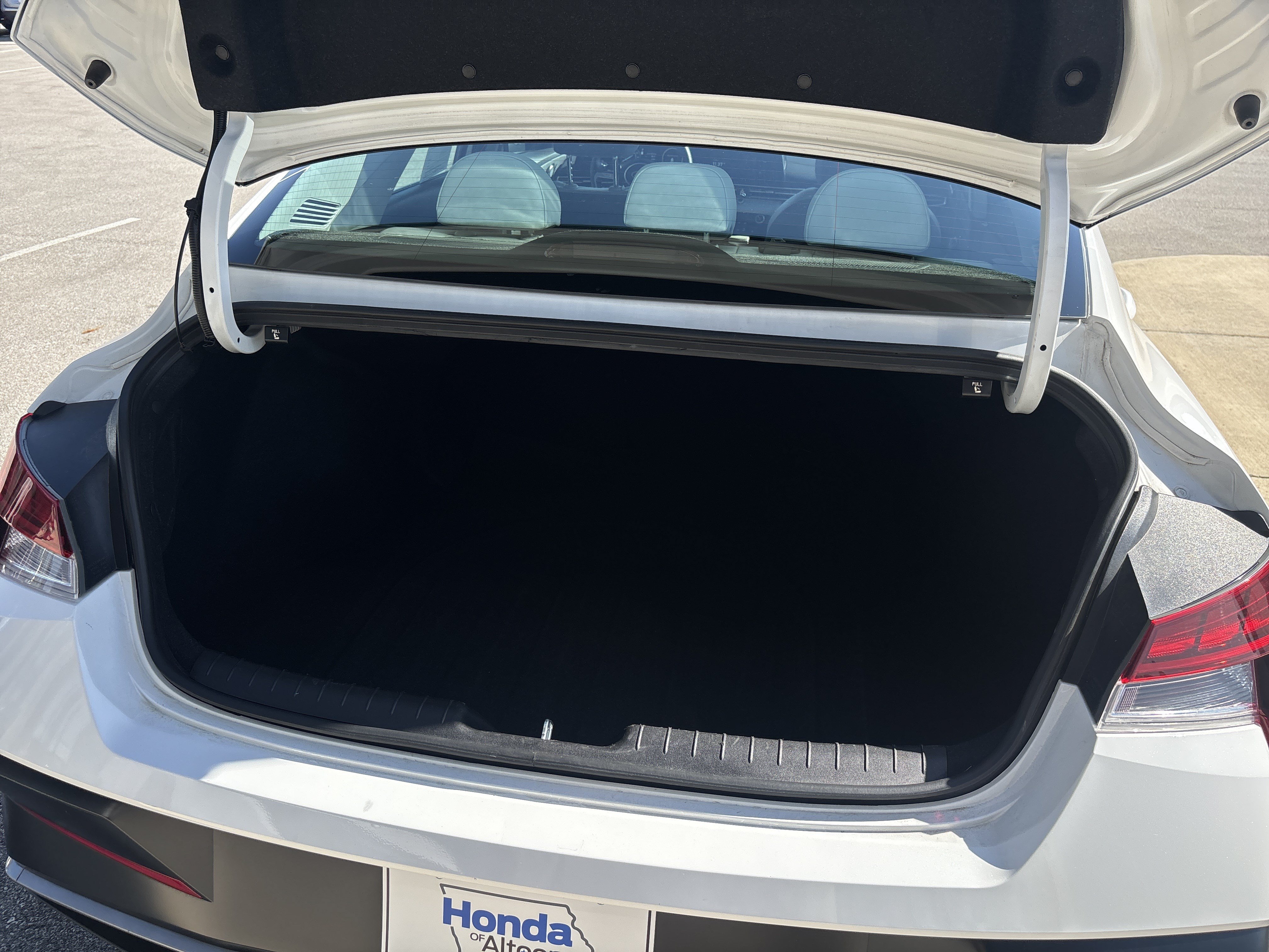 Used 2025 Hyundai Elantra Limited FWD image 29