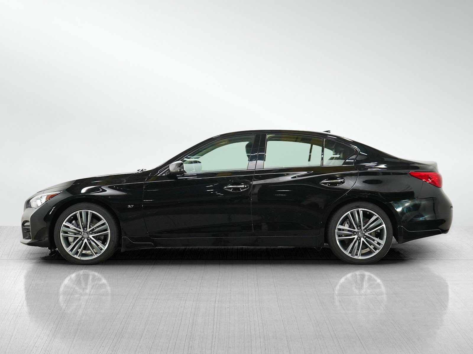Used 2015 INFINITI Q50 AWD w/ Deluxe Touring Package image 2