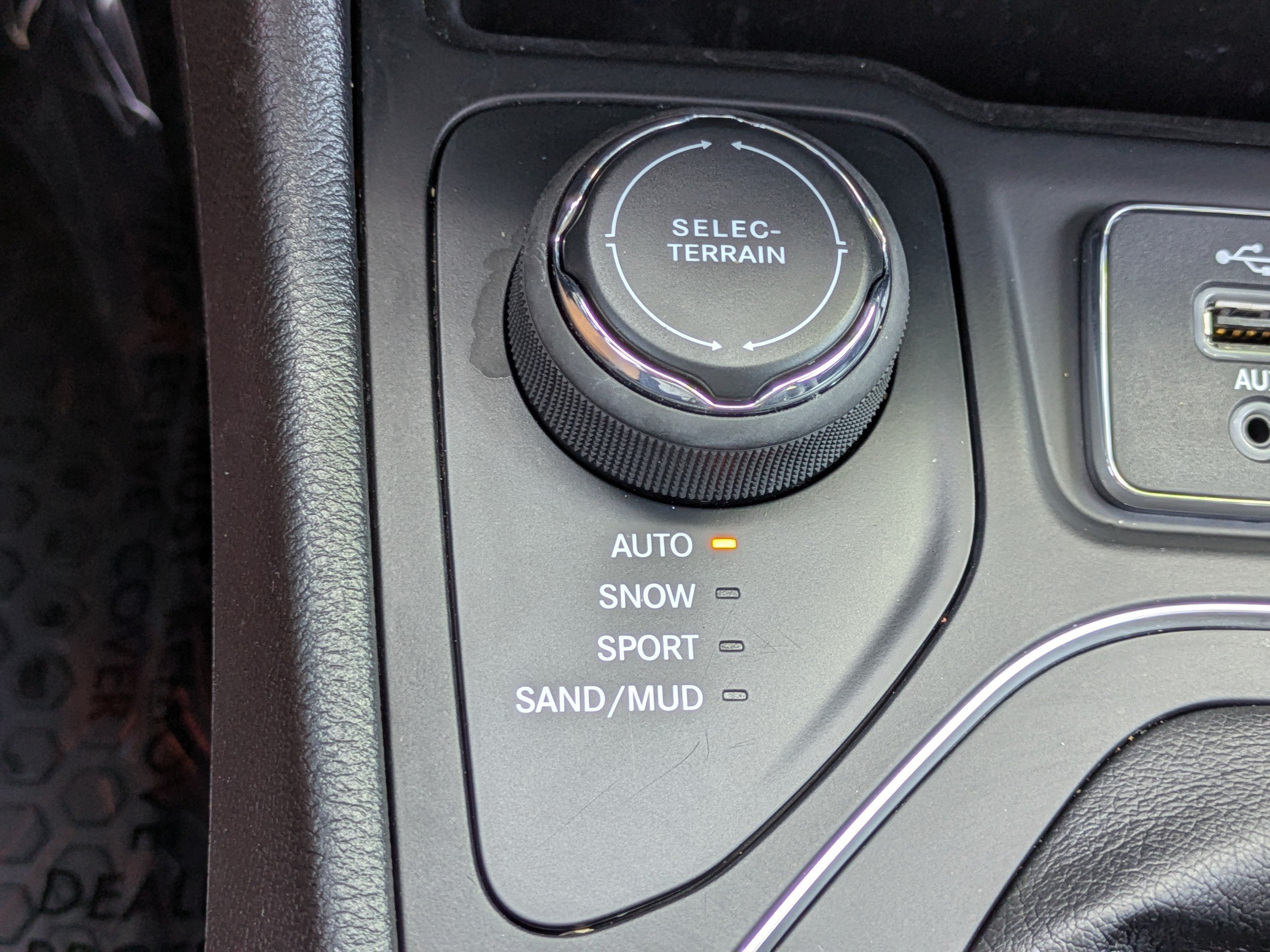 Used 2022 Jeep Cherokee Latitude w/ Sun & Sound Group AWD/4WD image 28