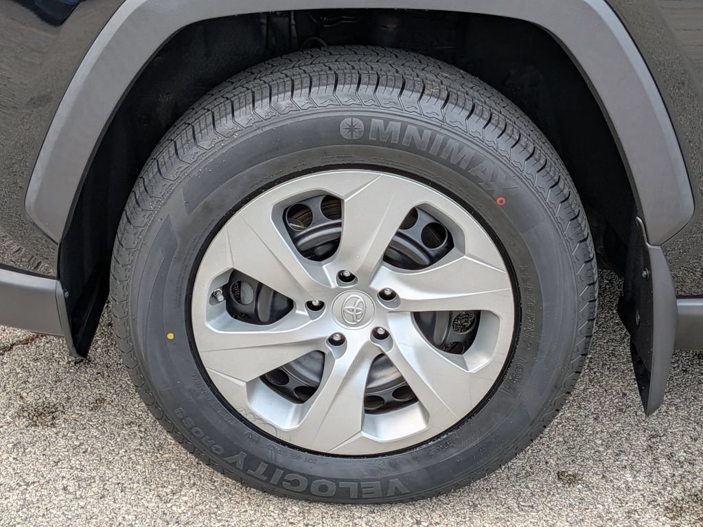 Used 2022 Toyota RAV4 LE AWD/4WD image 14