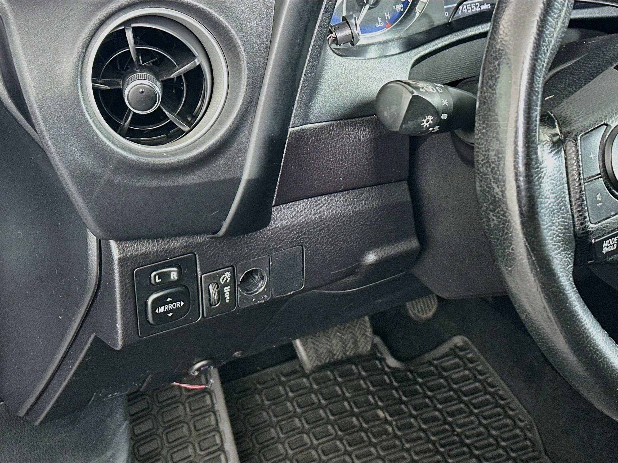 Used 2019 Toyota Corolla SE w/ Carpet Mat Package (TMS) FWD image 17