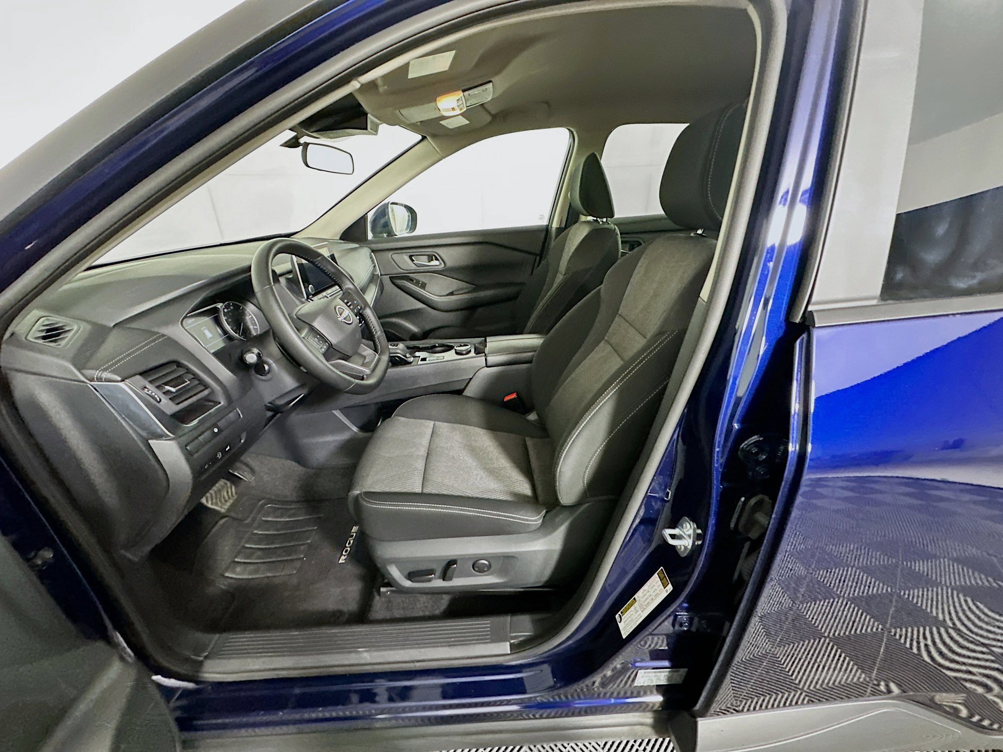 Used 2025 Nissan Rogue SV image 13