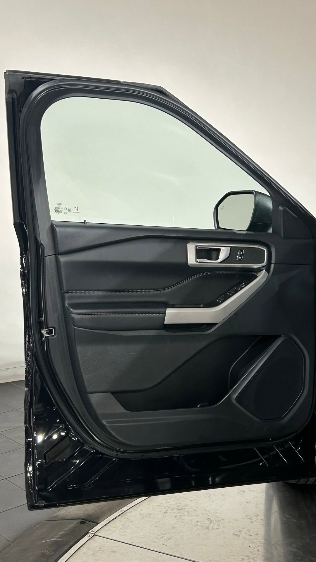 Used 2023 Ford Explorer XLT w/ Equipment Group 202A AWD/4WD image 39