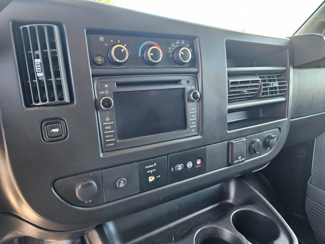 Used 2017 Chevrolet Express 3500 Extended RWD image 9