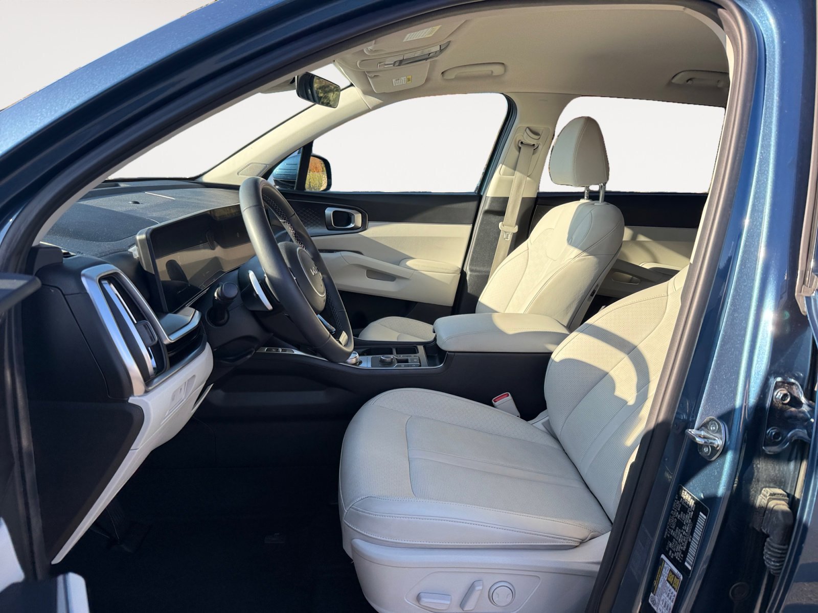 Certified 2025 Kia Sorento EX image 10