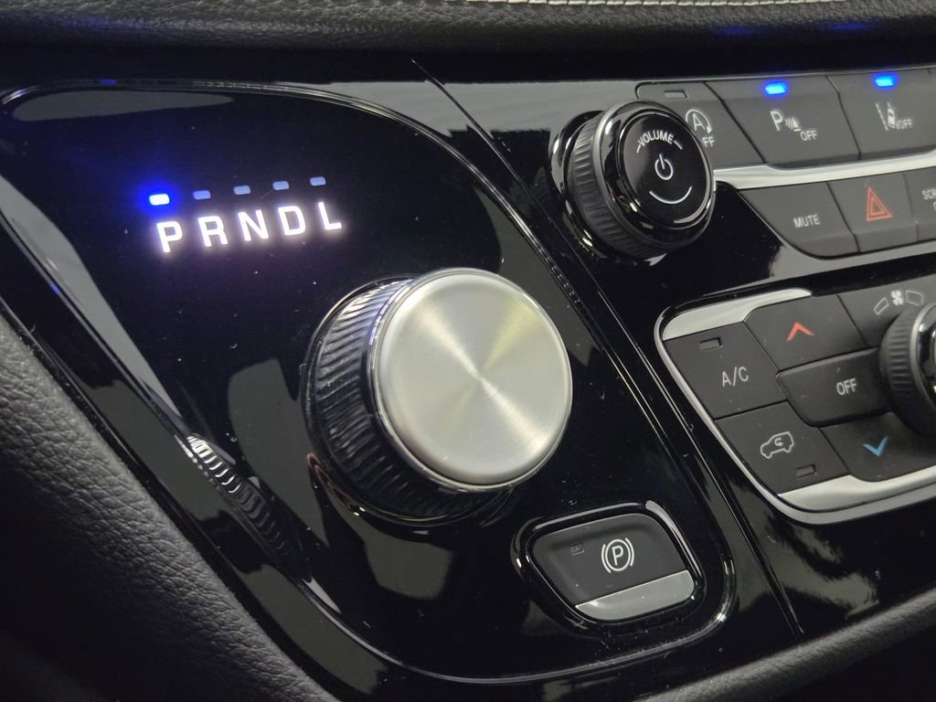 Certified 2025 Chrysler Pacifica Limited image 10