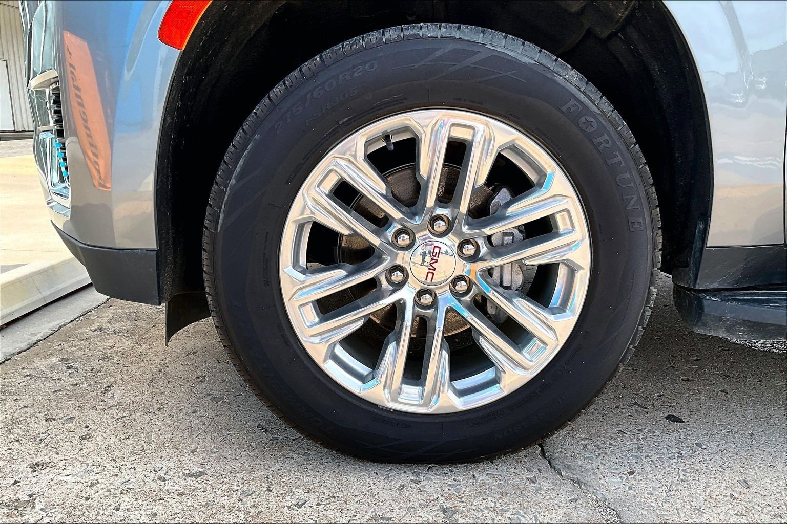 Used 2023 GMC Yukon SLT w/ SLT Luxury Package image 8