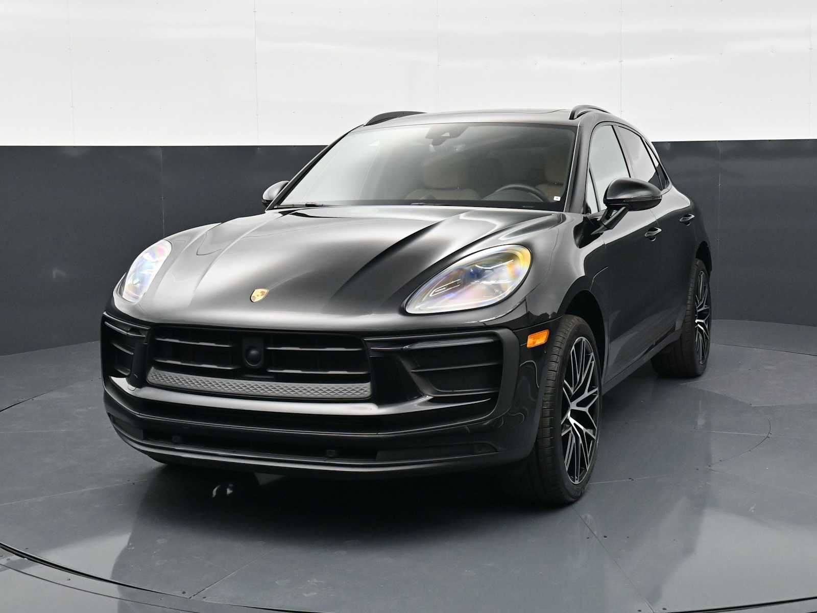Certified 2025 Porsche Macan AWD/4WD image 31