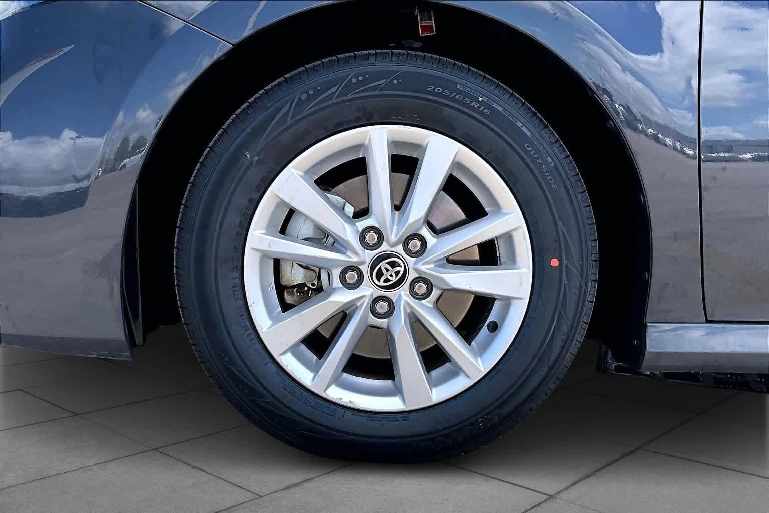 Used 2025 Toyota Camry LE FWD image 11