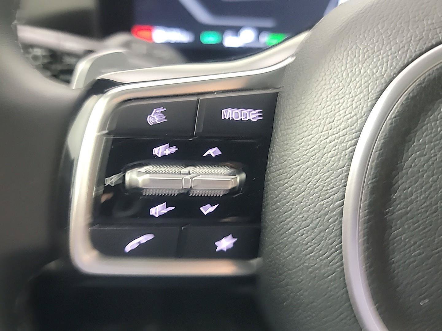 Certified 2025 Kia Sorento SX Prestige AWD/4WD image 30